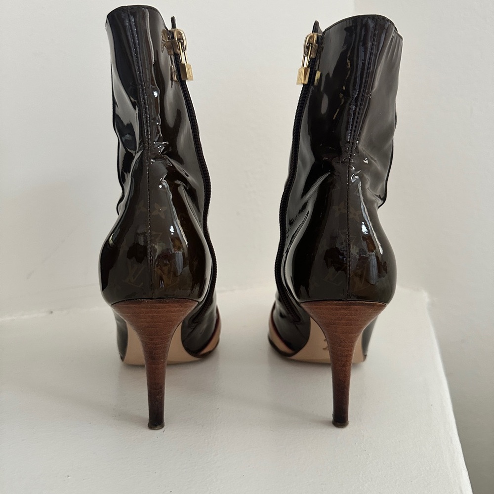 LOUIS VUITTON 🔒 LV Monogram Brown Patent Ankle Boots with Lock Charm Zip Sz 37.5 - Picture 7 of 11